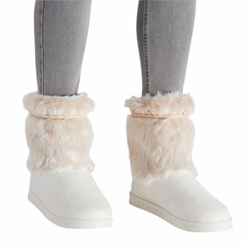 Shoedazzle MARLEIGH Cream/White Faux Fur Fuzzie Ankle Boots - Size 6